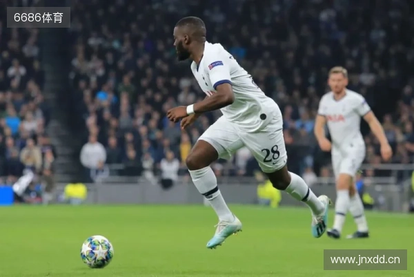 记者：乔纳森-戴维未来存疑，拜仁和热刺已了解球员离队条件