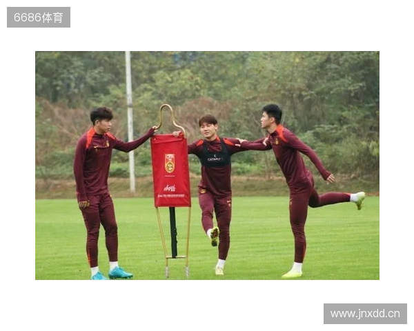 邵佳一探班U22国足重逢老友 9人归来鲁沪新星伤退 邵佳一探班U22国足重逢老友 9人归来鲁沪新星伤退