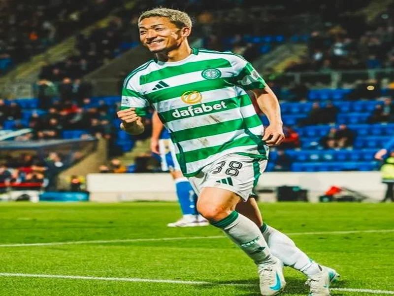 日本队全员集合备战麒麟挑战杯，前田大然“泡面头”抢眼